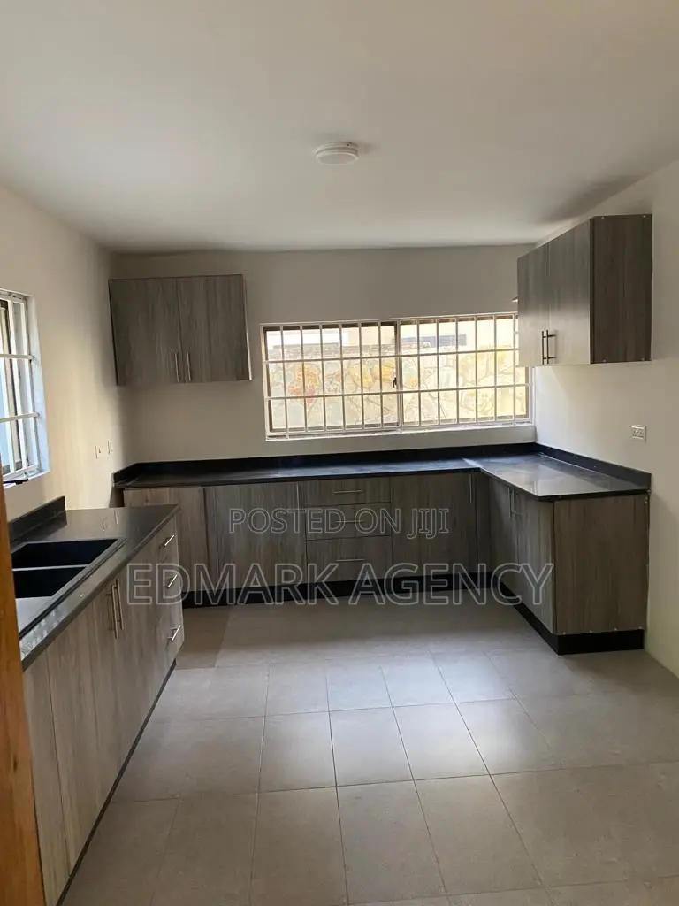 3bdrm House in Ashongman Estate, Police Station for sale