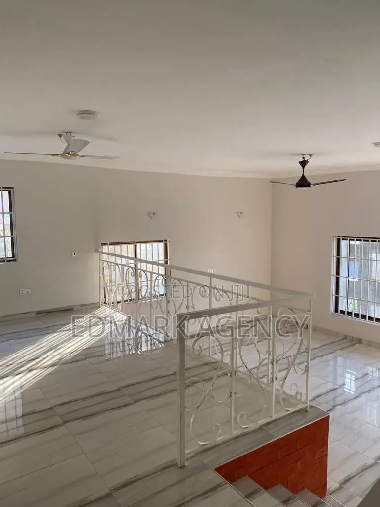 3bdrm House in Ashongman Estate, Police Station for sale