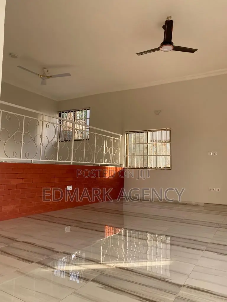 3bdrm House in Ashongman Estate, Police Station for sale