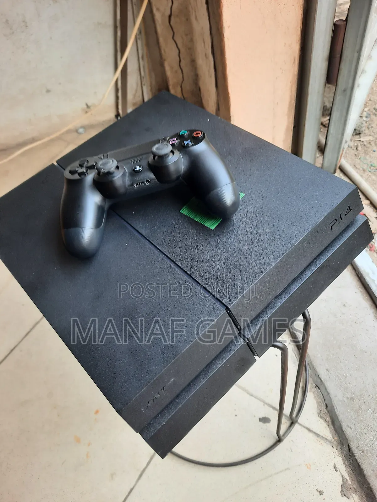 Ps4 Standard With 6 Games and One Controller