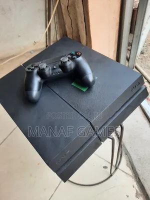 Ps4 Standard With 6 Games and One Controller