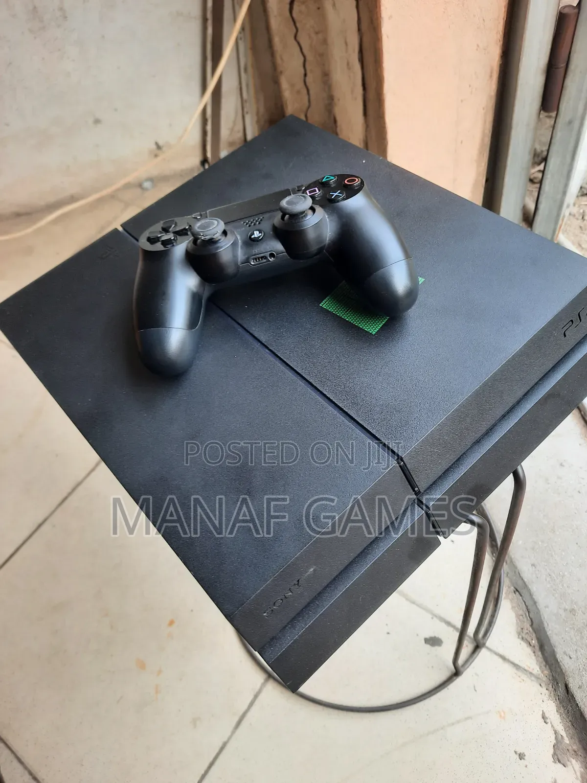 Ps4 Standard With 6 Games and One Controller