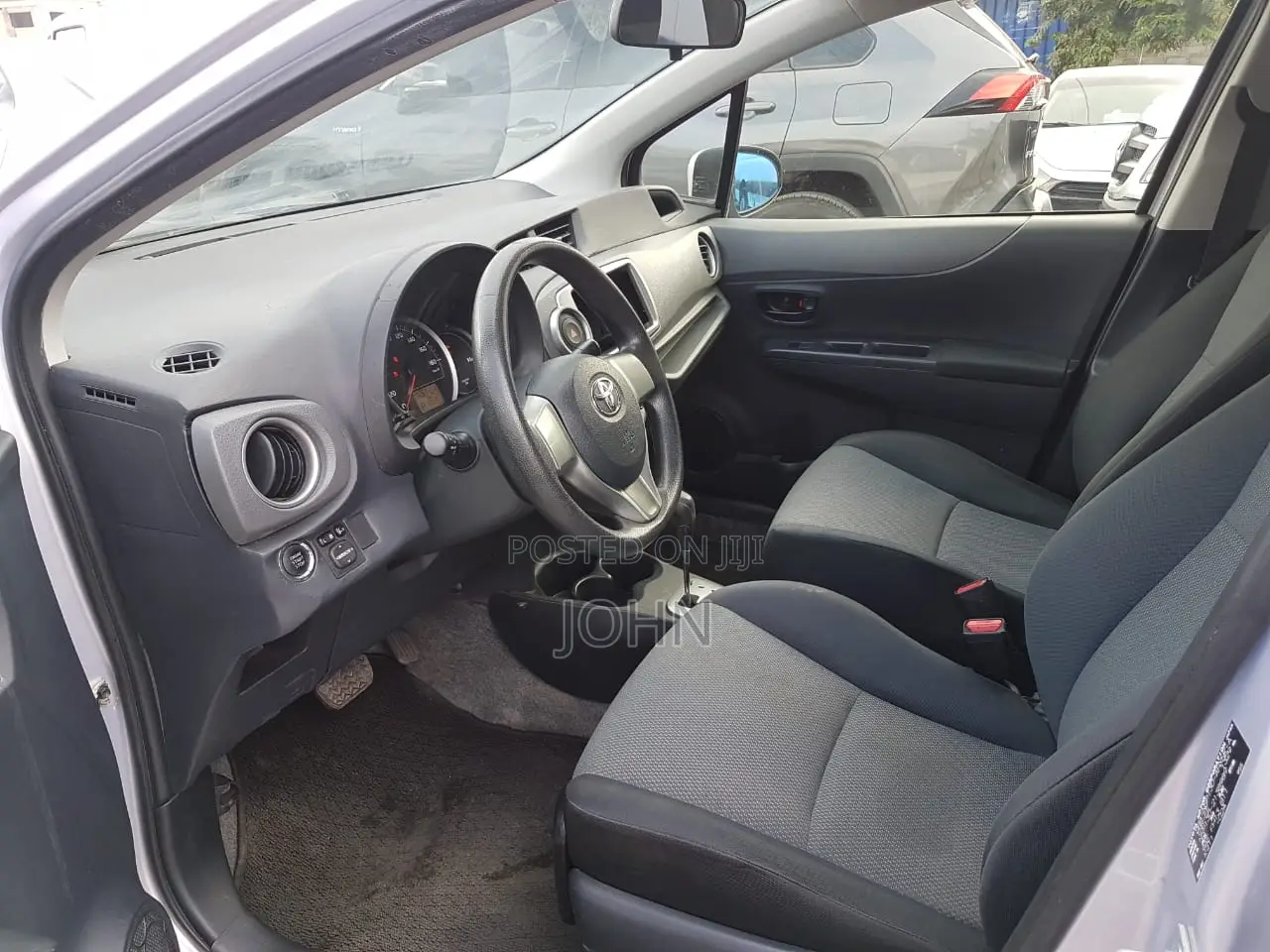 Toyota Vitz 1.3 FWD 5dr 2013 Silver