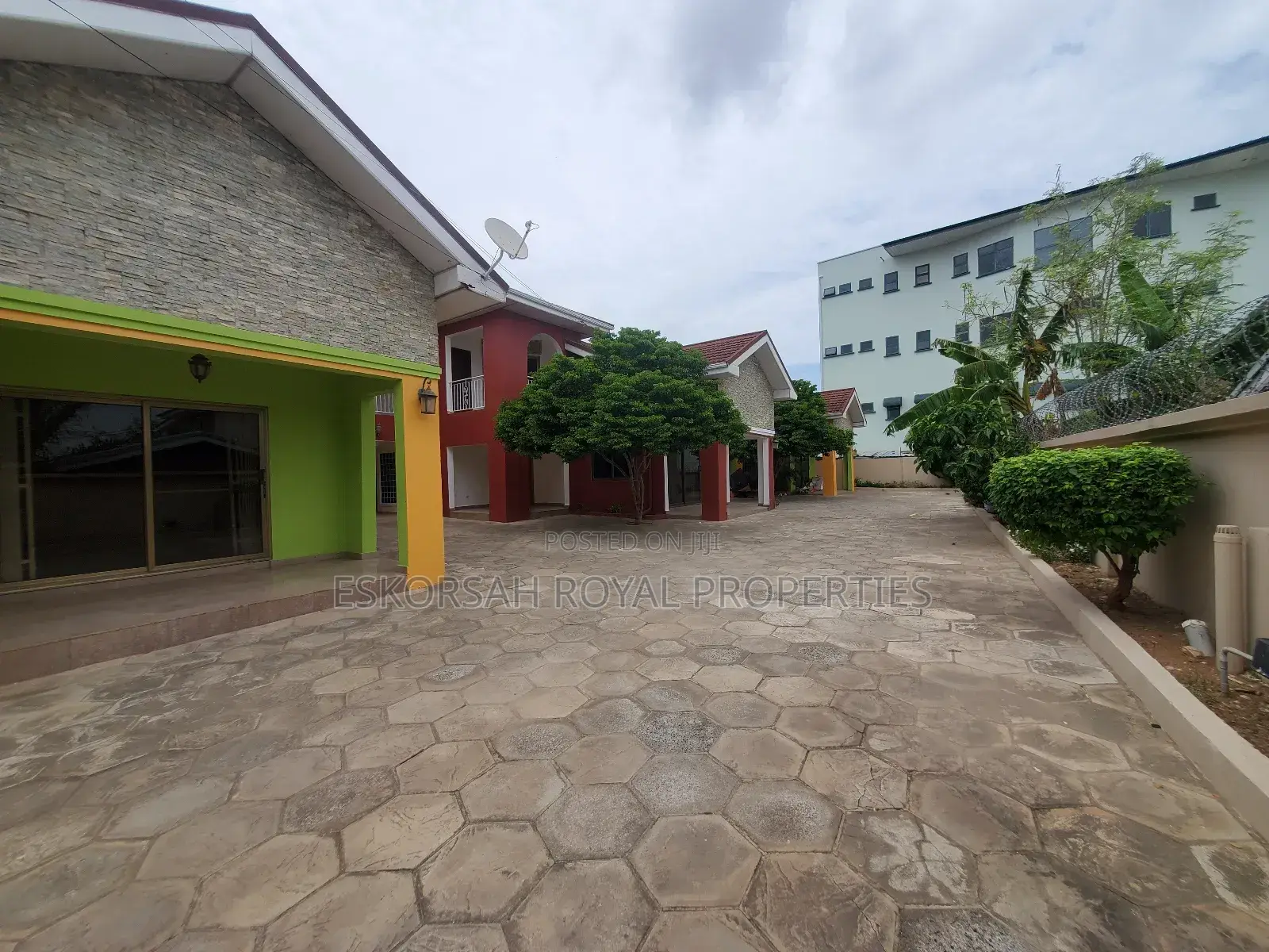 4bdrm Townhouse / Terrace in Adjiringanor, Adjiriganor for rent