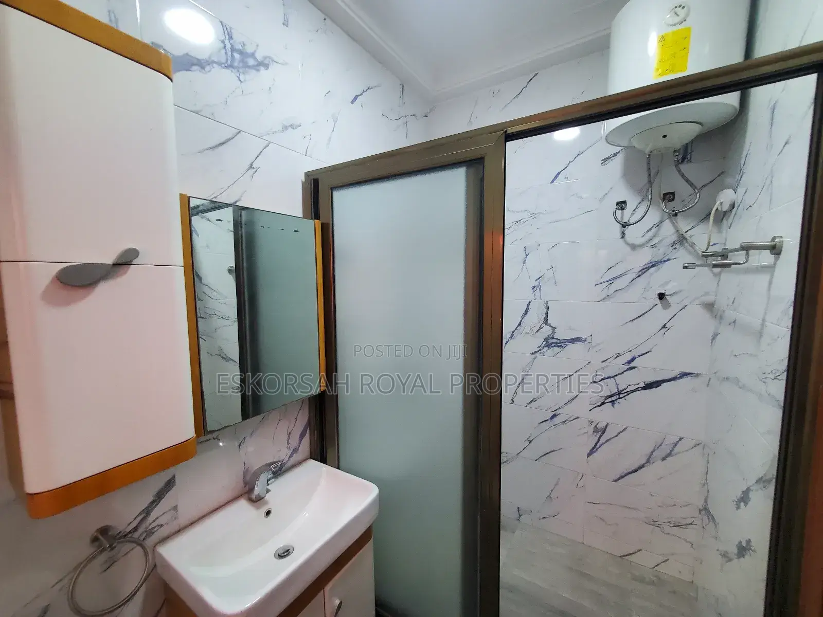 4bdrm Townhouse / Terrace in Adjiringanor, Adjiriganor for rent