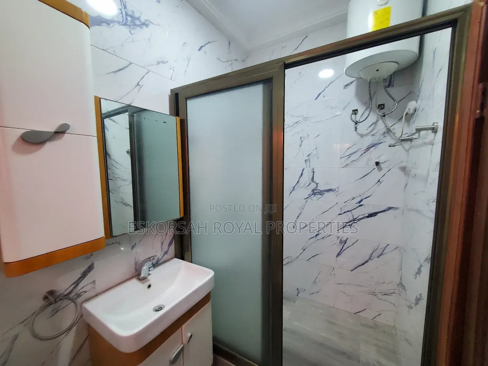 4bdrm Townhouse / Terrace in Adjiringanor, Adjiriganor for rent