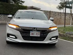 Photo - Honda Accord Touring 2.0T 2020 White
