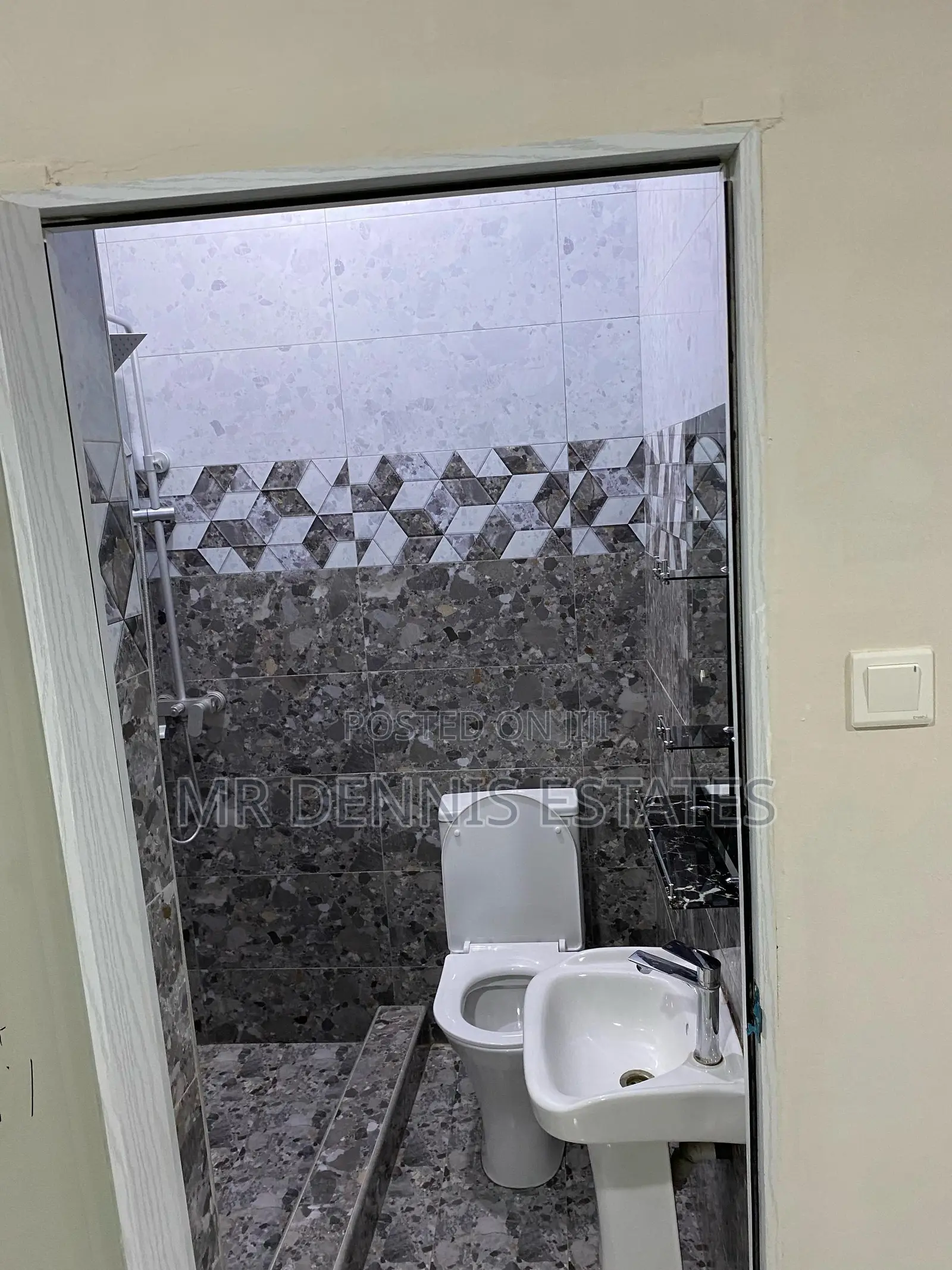 3bdrm Apartment in Westhills Mall for rent