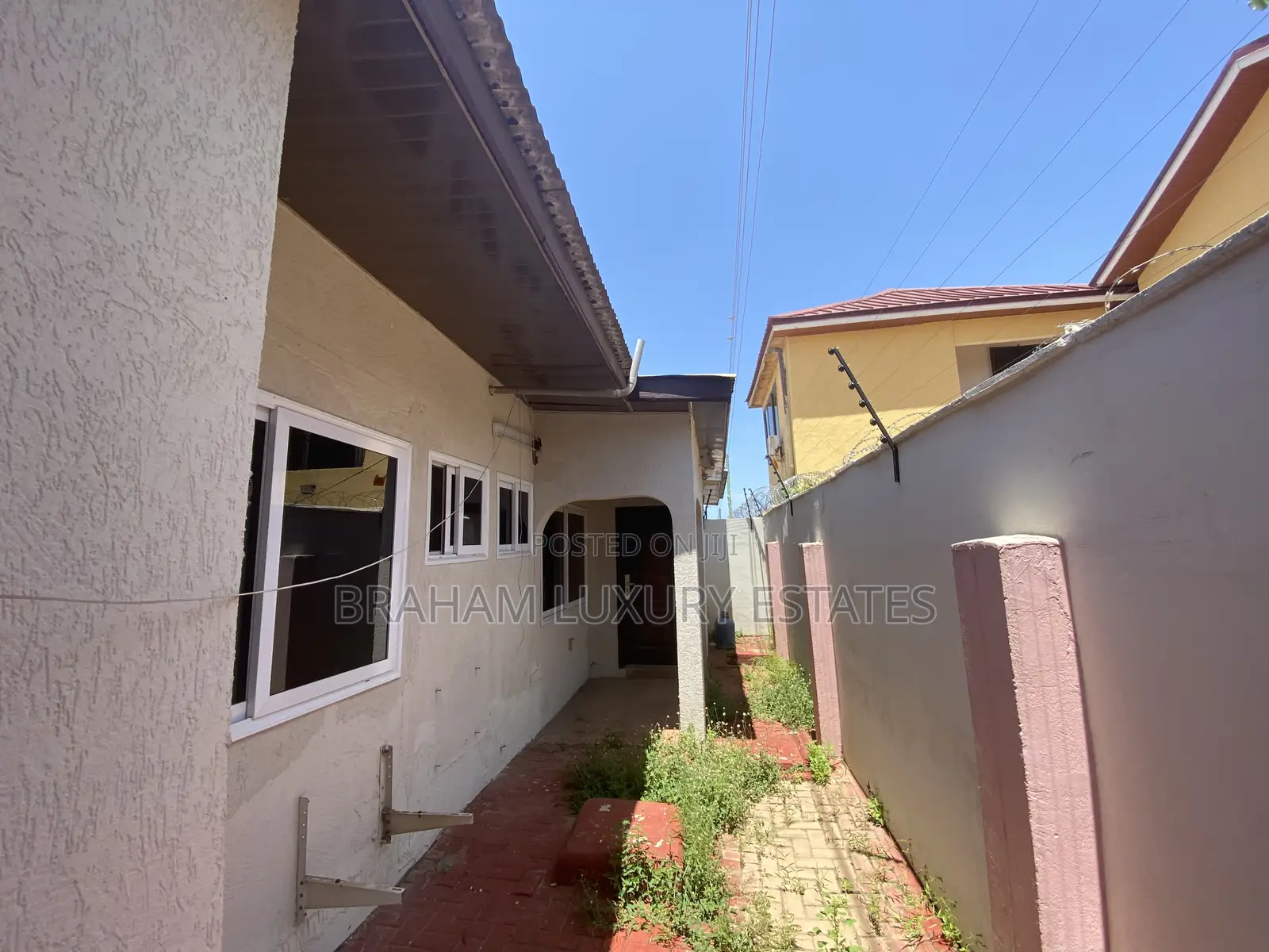 3bdrm House in Braham Luxury, Spintex for rent