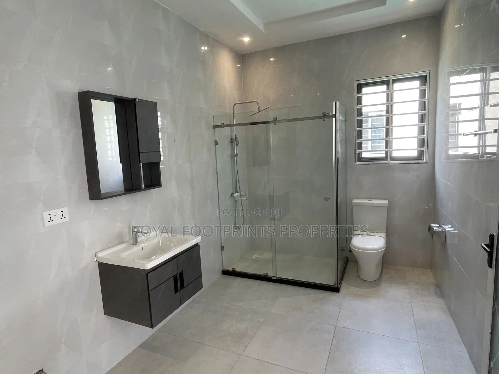 4bdrm House in Luxelooks Properties, East Legon for sale