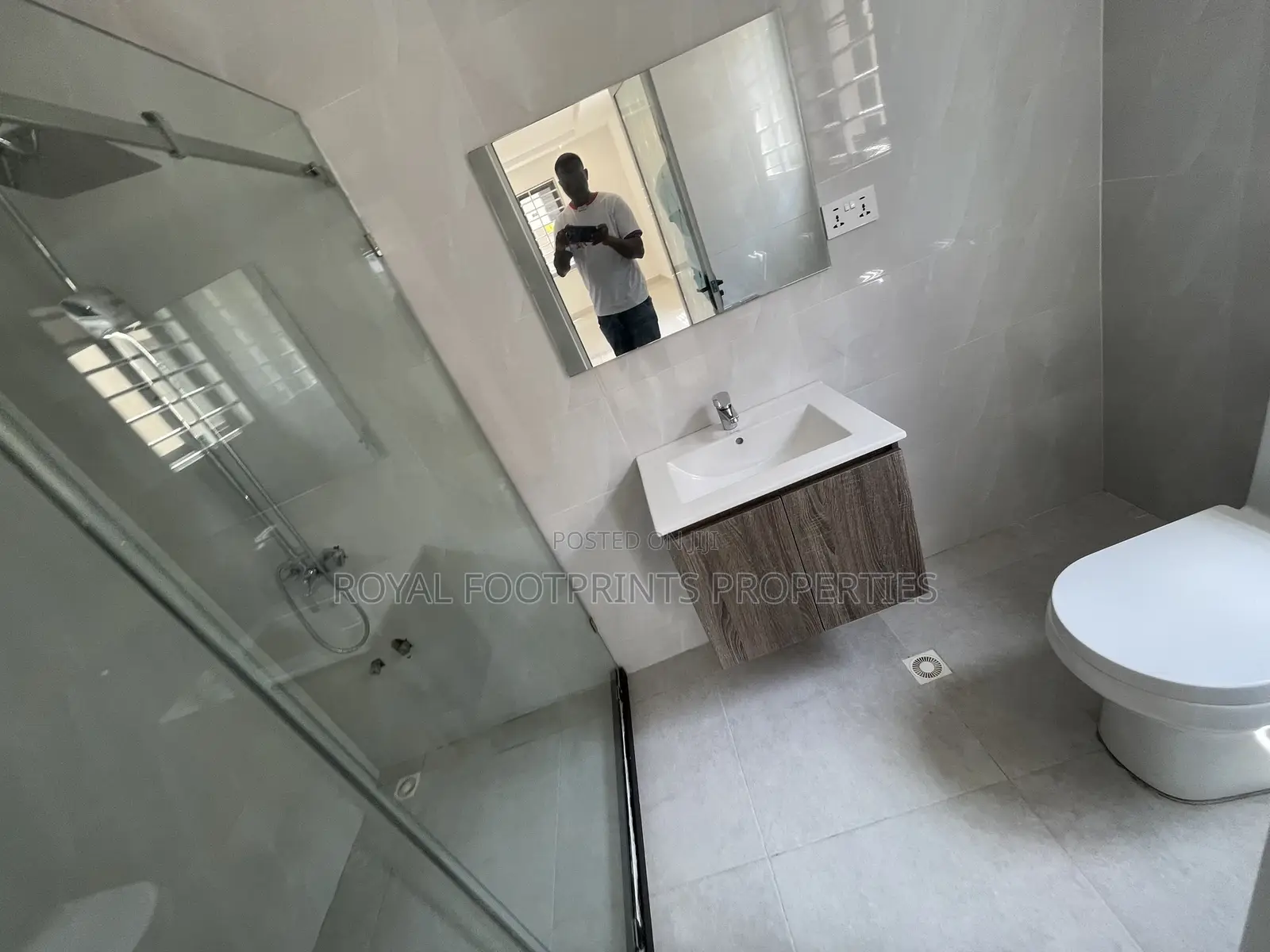 4bdrm House in Luxelooks Properties, East Legon for sale