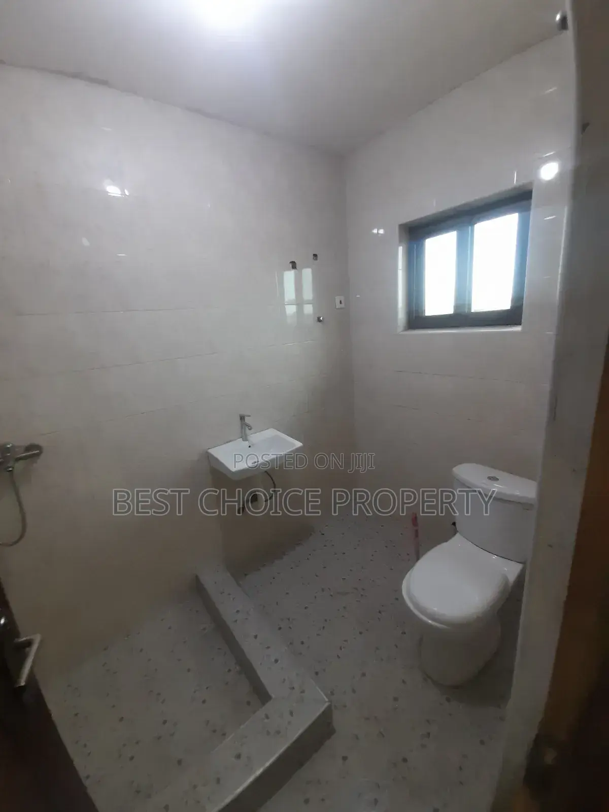 2 Bedrooms Apartments Available at Lakeside for Rent