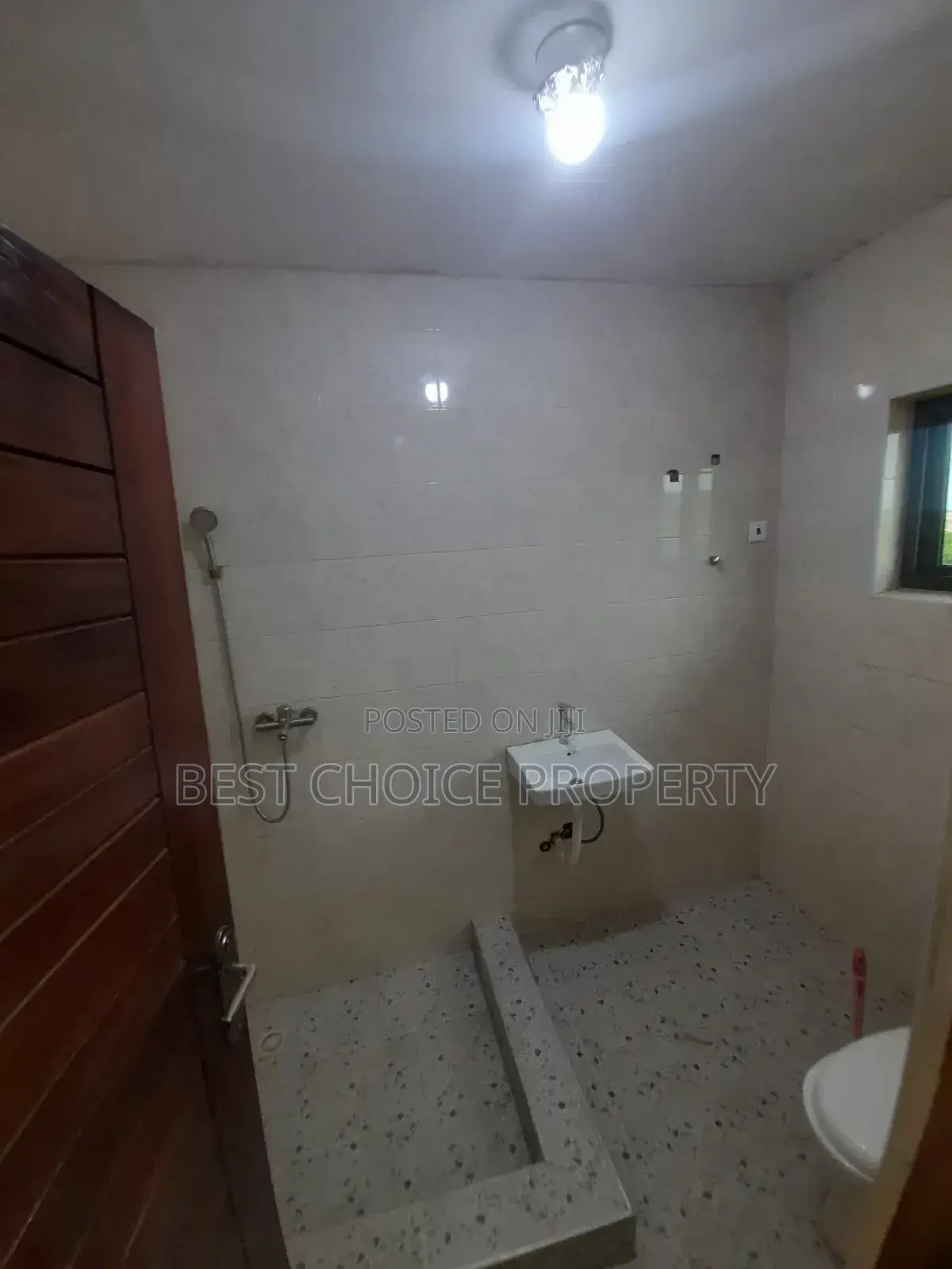 2 Bedrooms Apartments Available at Lakeside for Rent