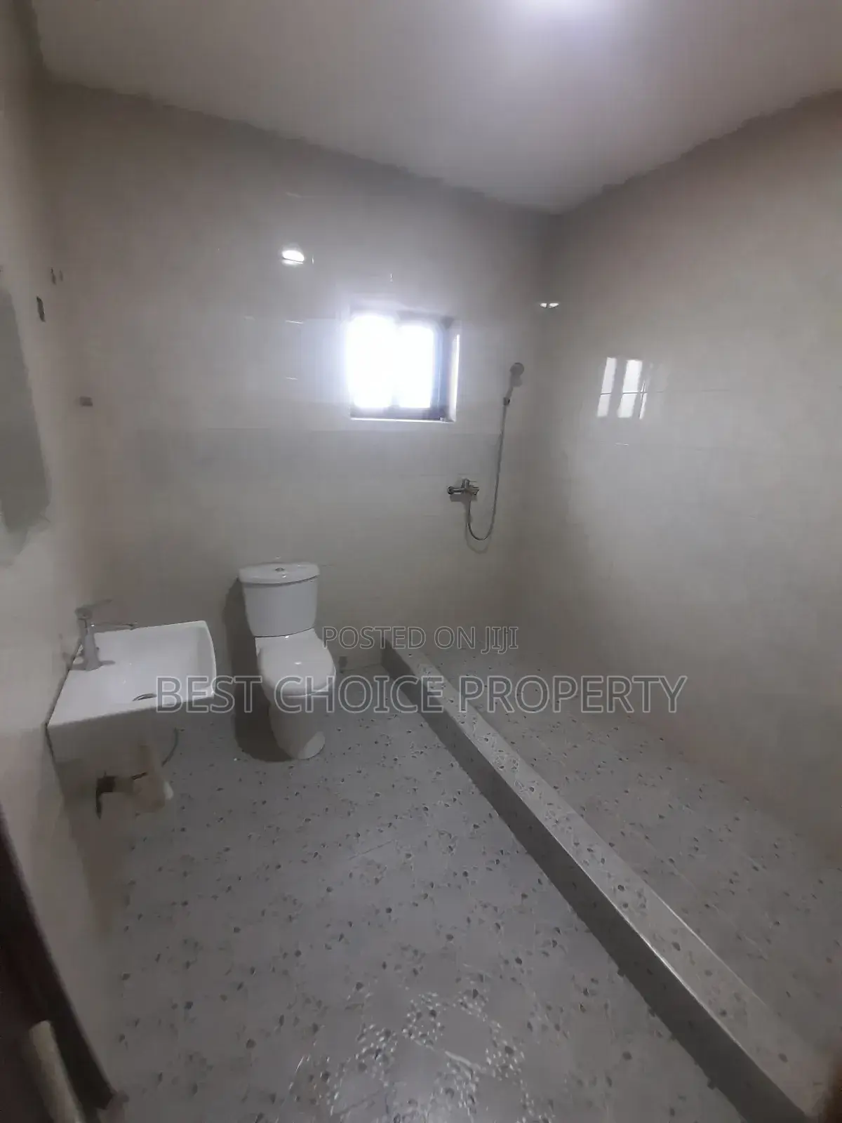 2 Bedrooms Apartments Available at Lakeside for Rent