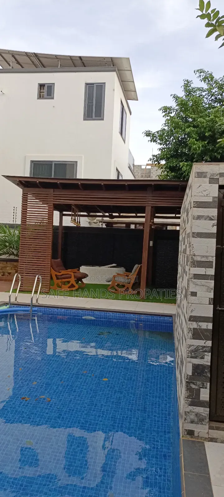 6bdrm House in Lakeside Estate, Accra Metropolitan for sale