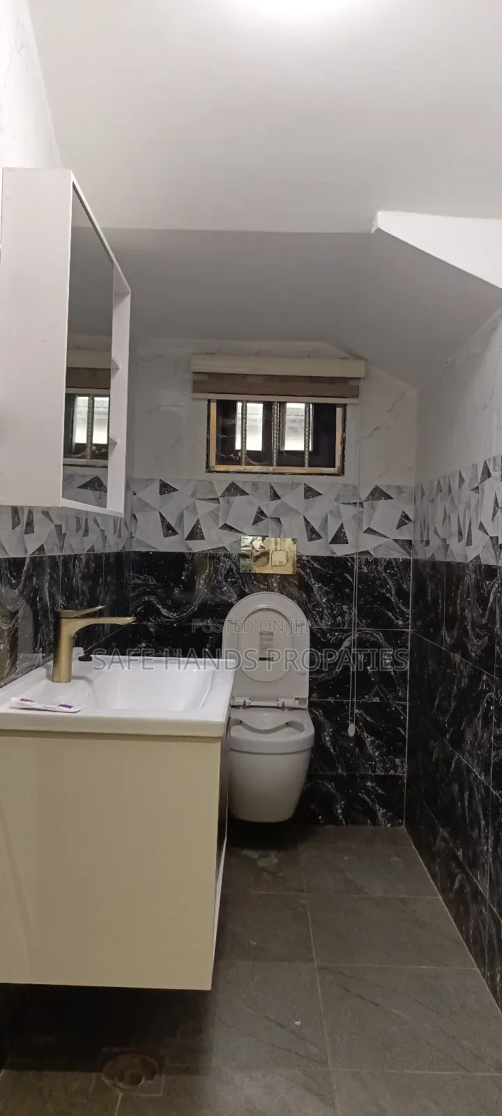 6bdrm House in Lakeside Estate, Accra Metropolitan for sale