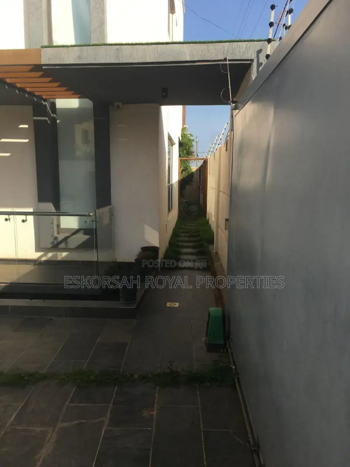Furnished 3bdrm House in East Airport Tseaddo for rent