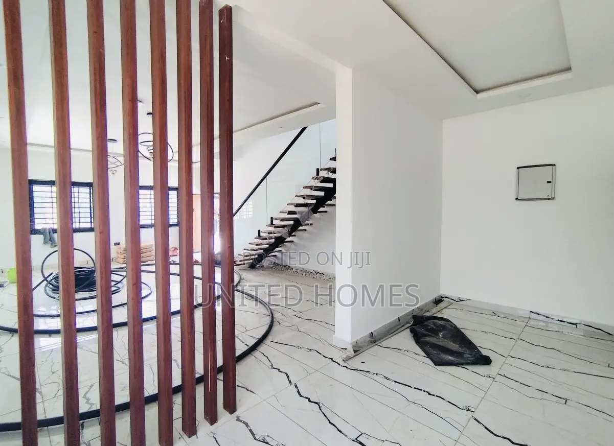 5bdrm House in East Legon for sale