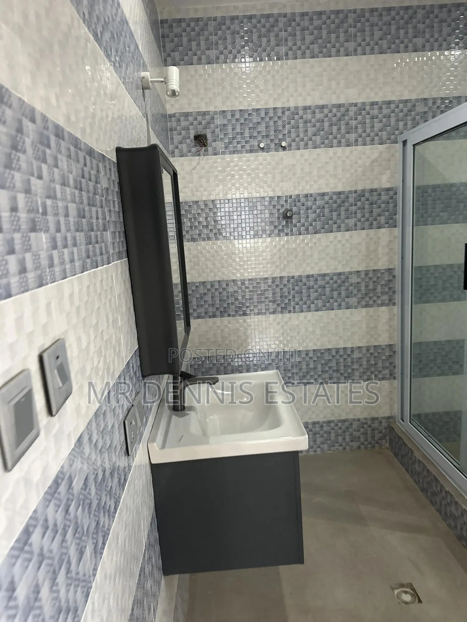 4bdrm Apartment in Westhills Mall for rent