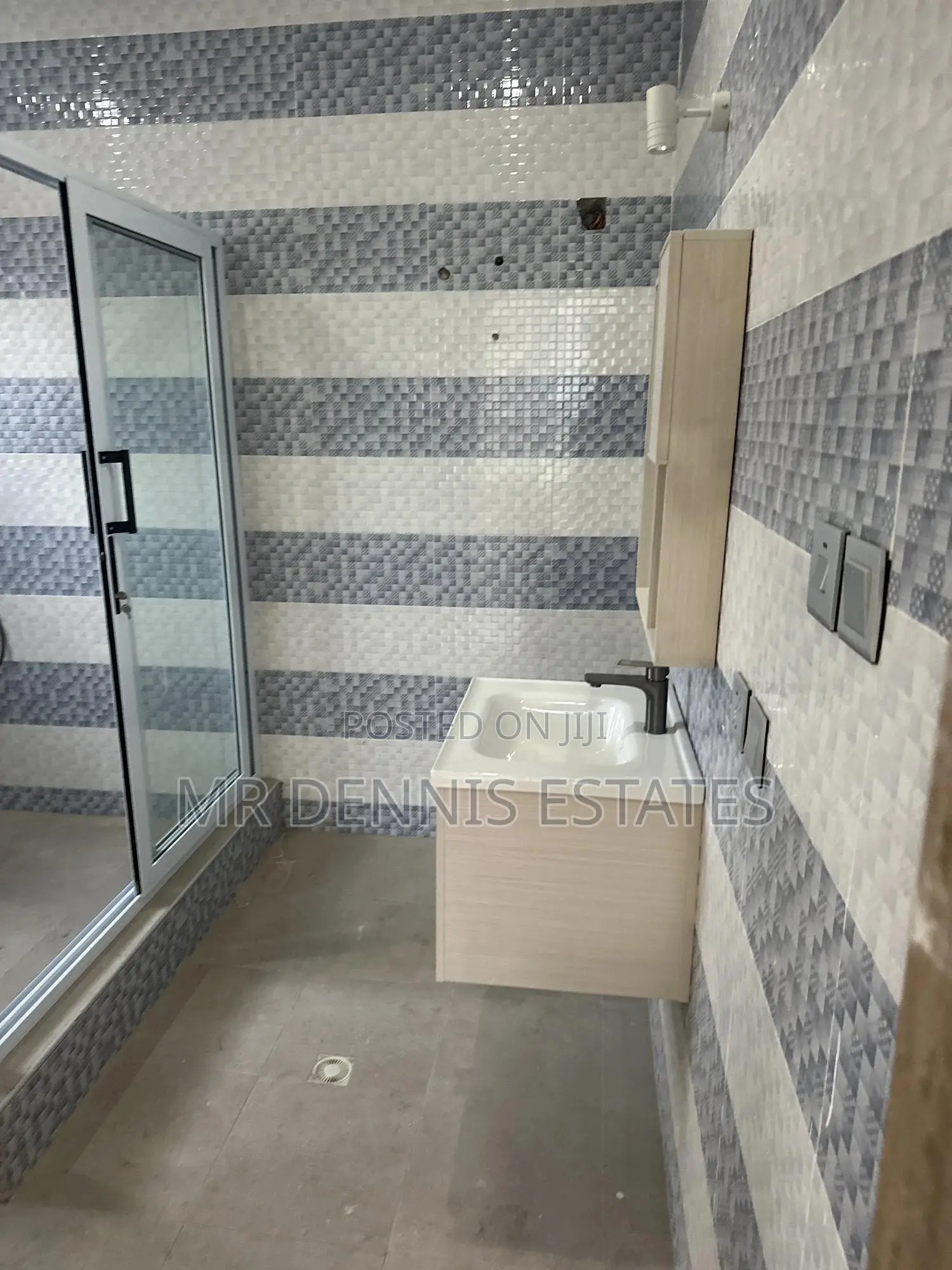 4bdrm Apartment in Westhills Mall for rent