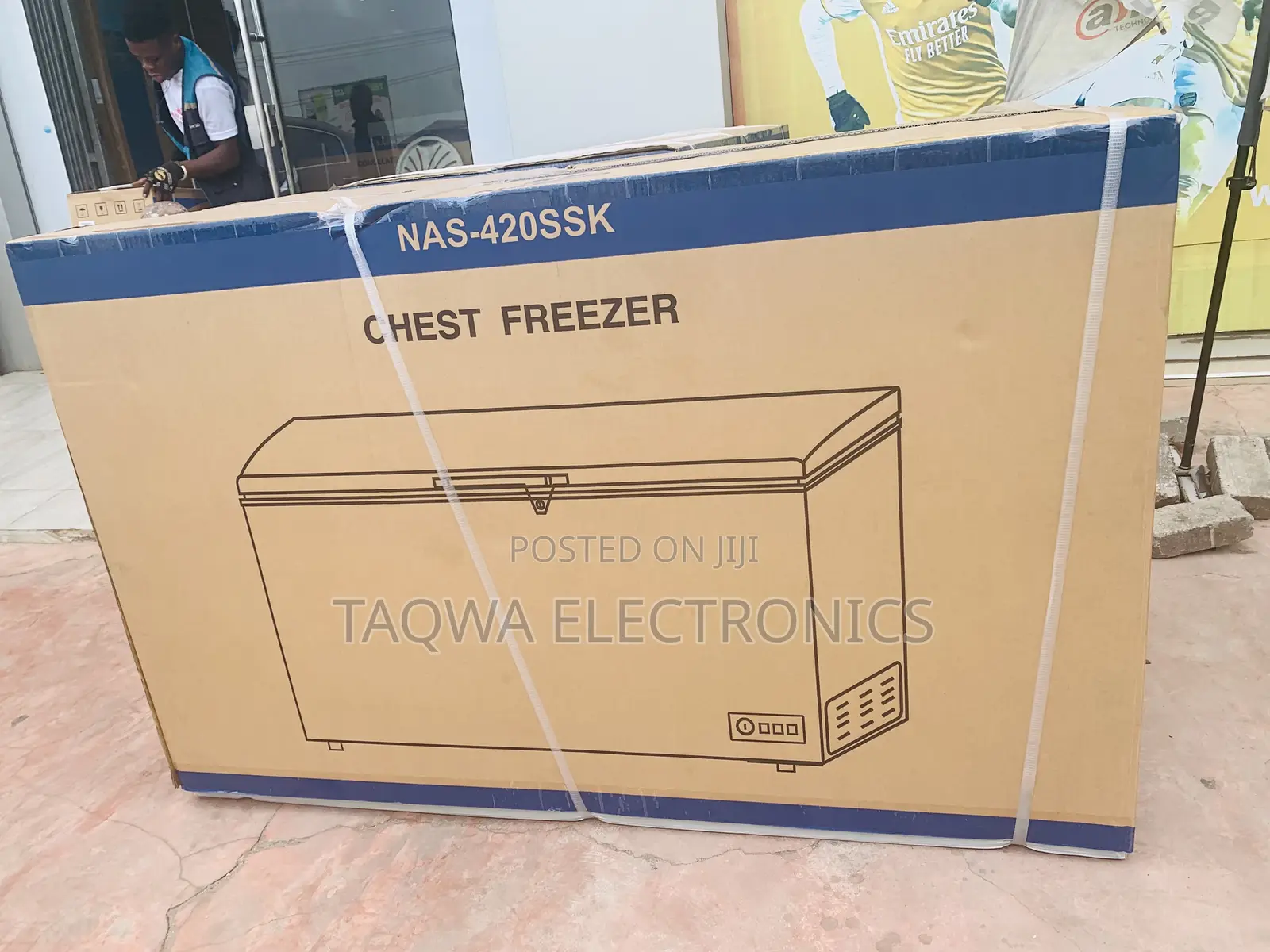 Hold 392 Litres Nasco Chest Freezer