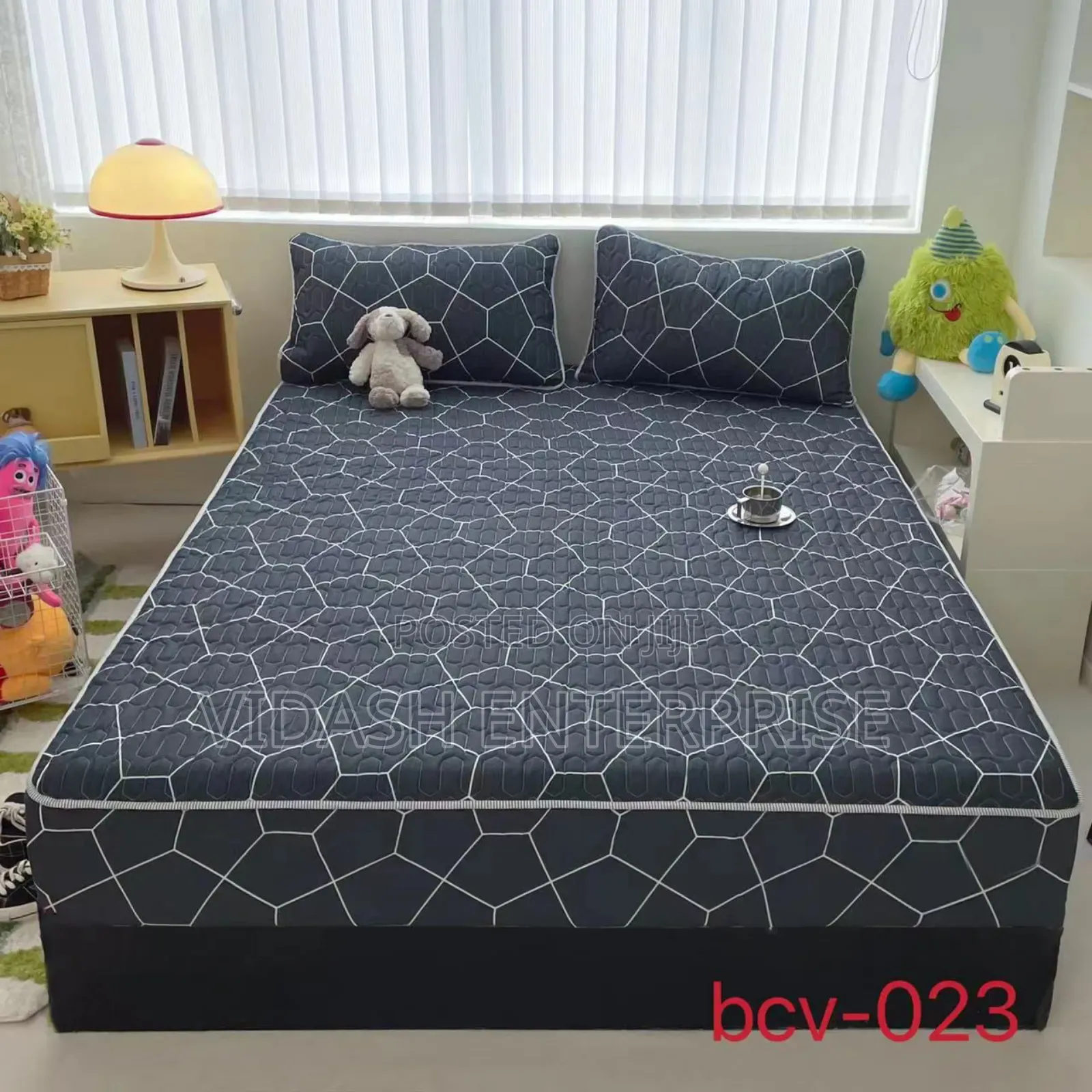 Easy to Clean Waterproof Mattress Cover Is Machine Washable