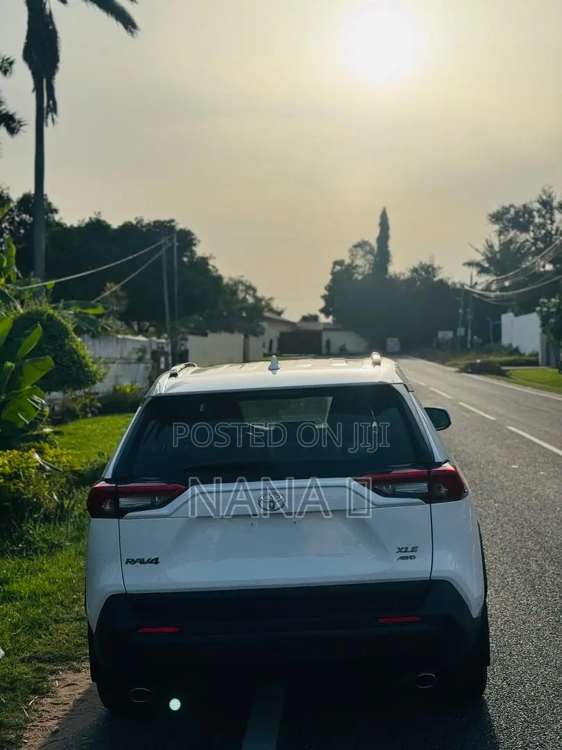 Toyota RAV4 XLE AWD 2020 White