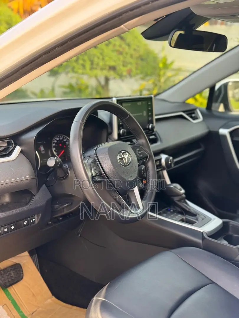 Toyota RAV4 XLE AWD 2020 White