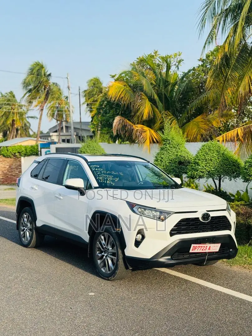 Toyota RAV4 XLE AWD 2020 White