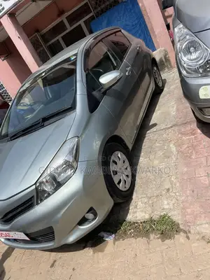 Toyota Vitz 1.3 FWD 5dr 2012 Green