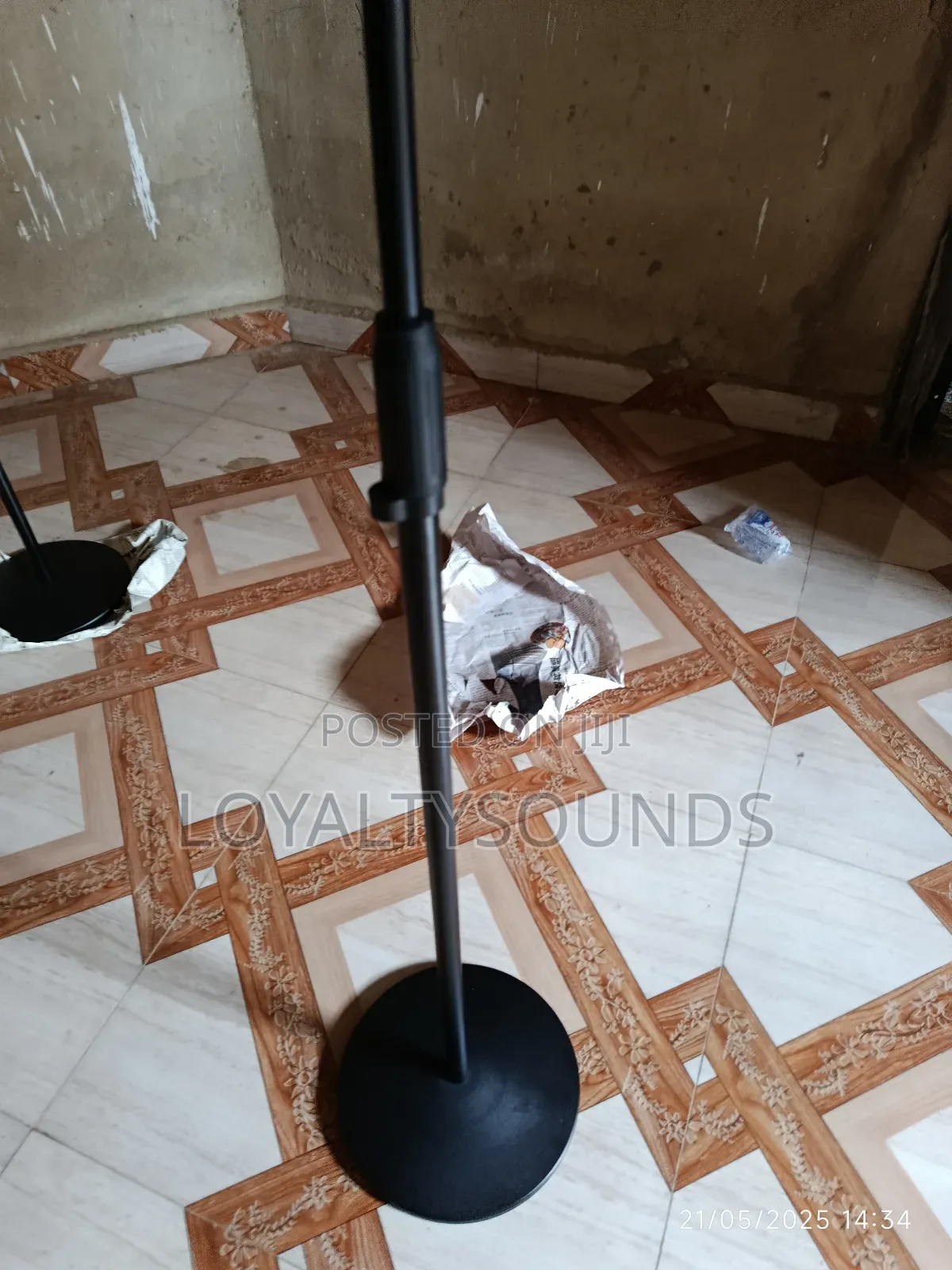 Roundbase Straight Mic Stand