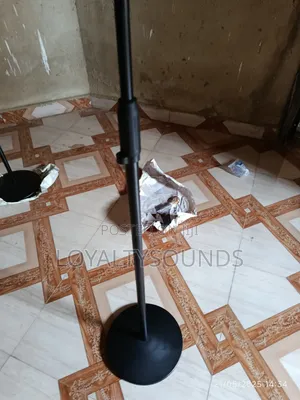 Roundbase Straight Mic Stand
