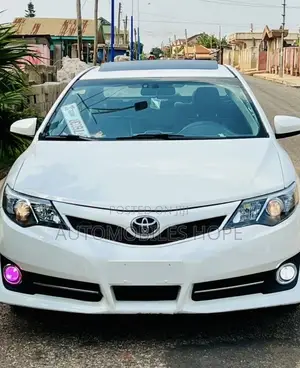 Toyota Camry SE 4dr Sedan (2.5L 4cyl 6A) 2013 White