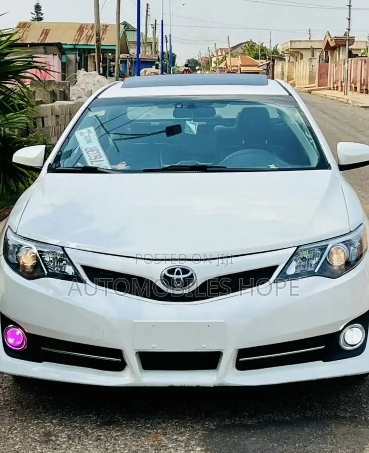 Toyota Camry SE 4dr Sedan (2.5L 4cyl 6A) 2013 White