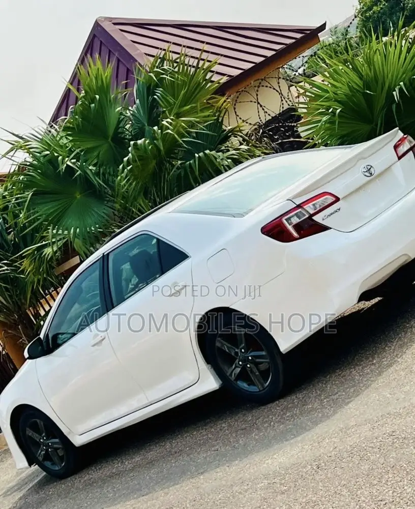 Toyota Camry SE 4dr Sedan (2.5L 4cyl 6A) 2013 White