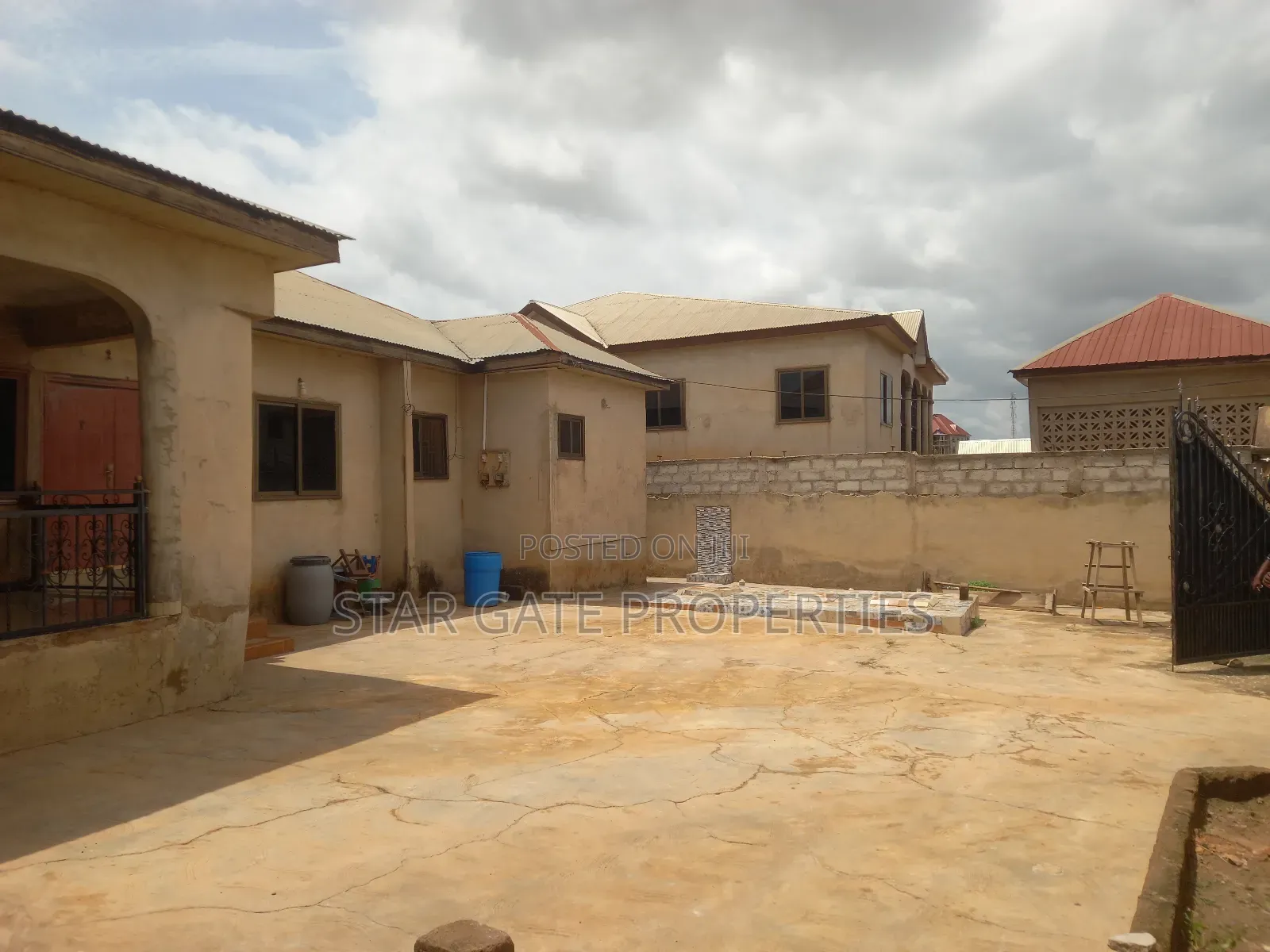 6bdrm House in Asuofia, Kumasi Metropolitan for sale