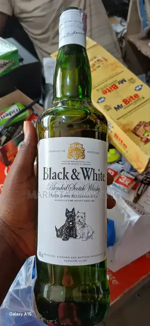 Black And White Whiskey 750ml