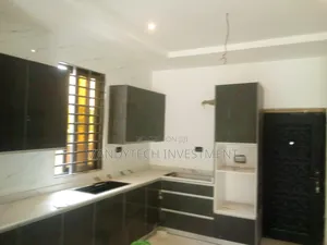 3bdrm Duplex in School Junction for rent