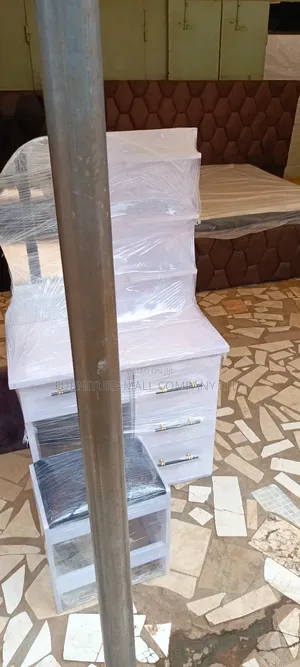 Lovely Dressing Mirror. Free Delivery📮 🥰😊💯