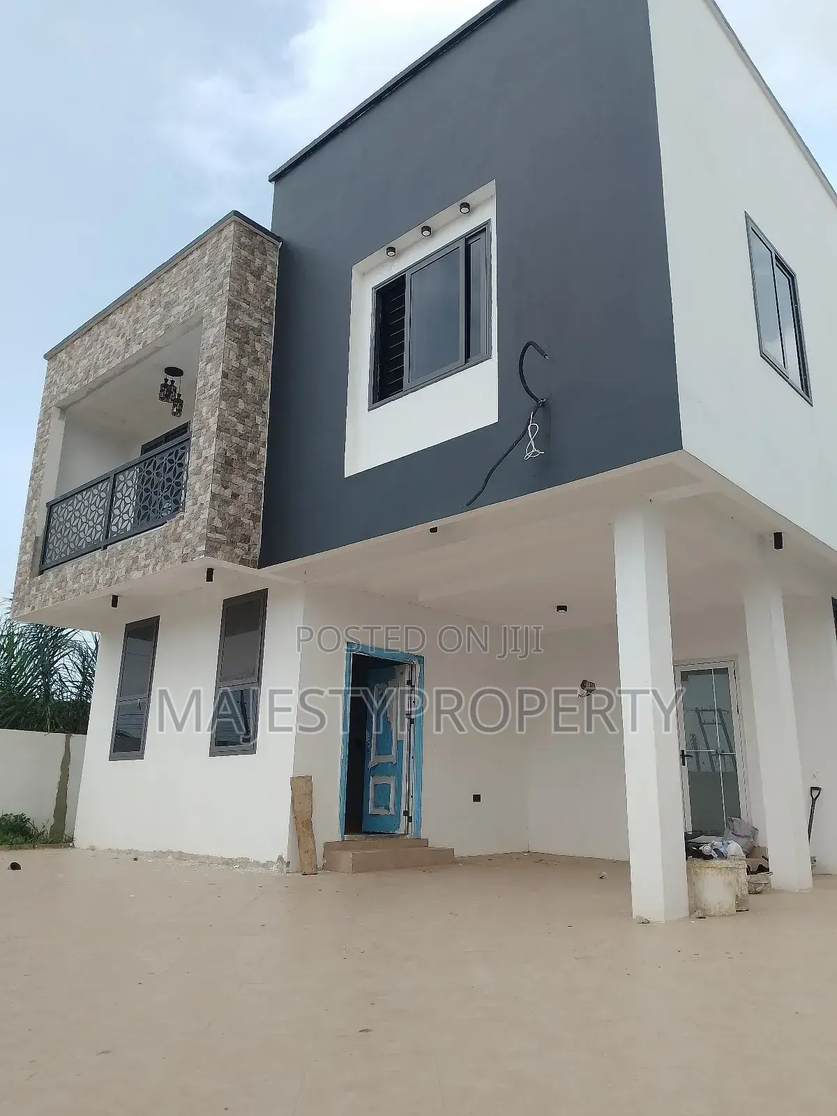 3bedrooms Self-Compound for Sale at Spintex