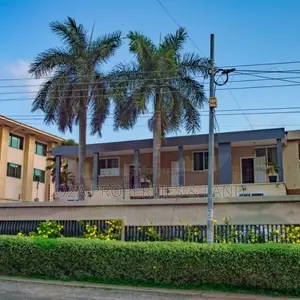 9bdrm House in North Ridge for rent