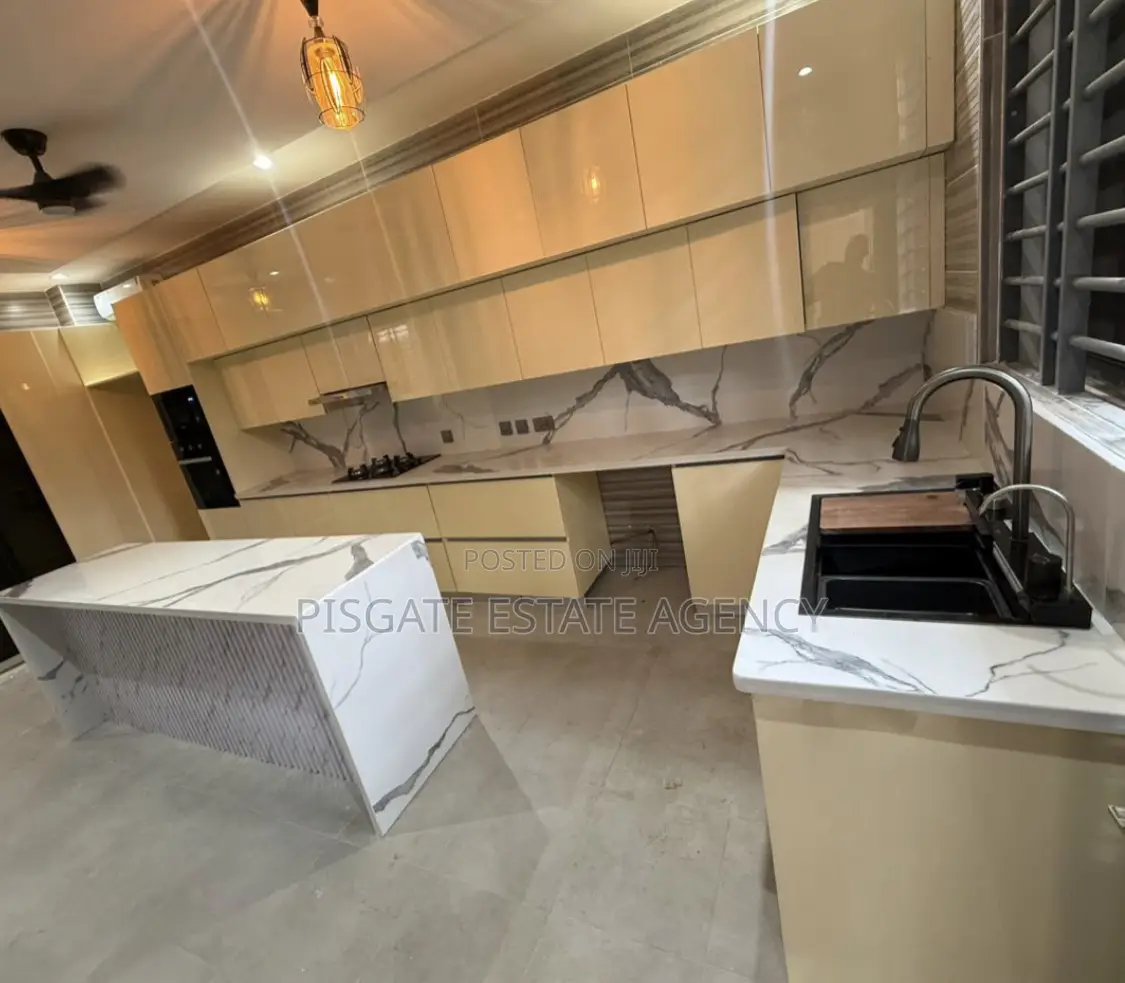 5bdrm House in Lartebiokorshie for sale
