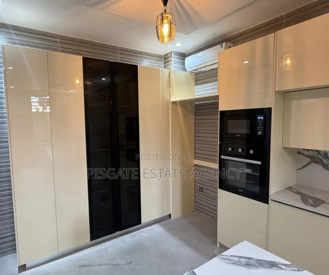 5bdrm House in Lartebiokorshie for sale