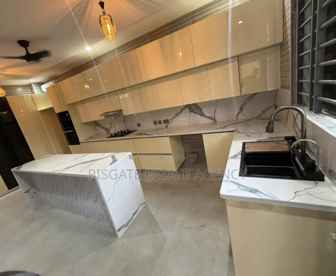 5bdrm House in Lartebiokorshie for sale