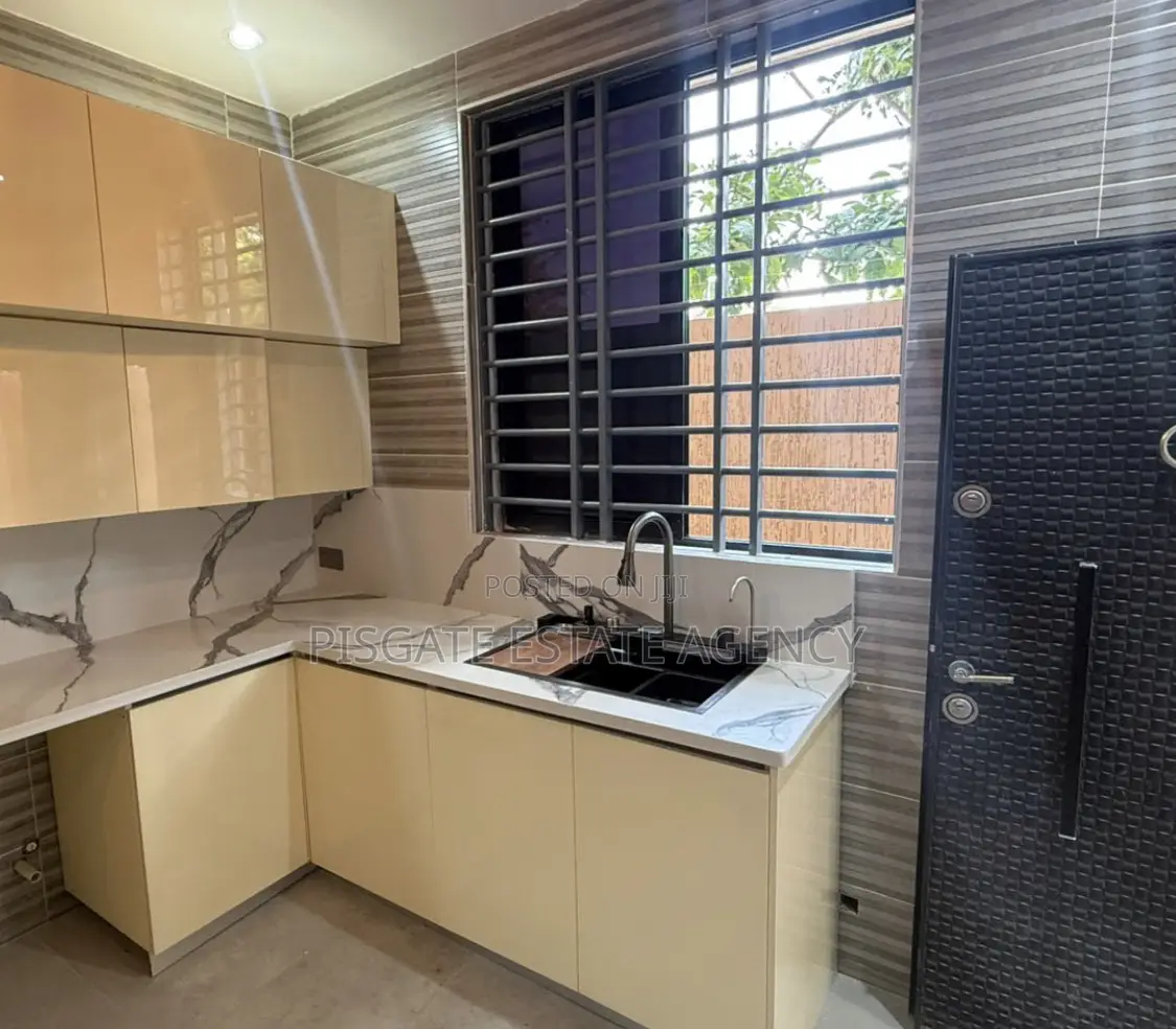5bdrm House in Lartebiokorshie for sale
