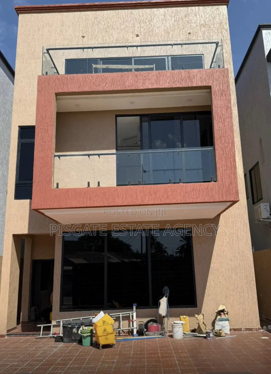 5bdrm House in Lartebiokorshie for sale