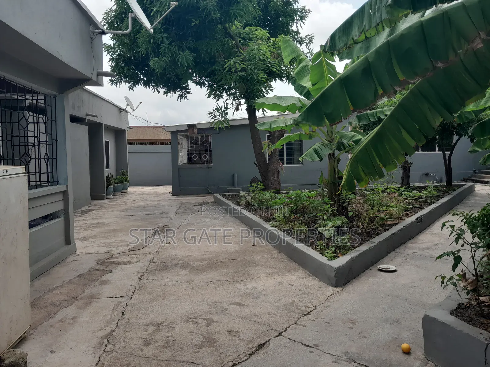 12bdrm House in Buokrom Estate, Kumasi Metropolitan for sale