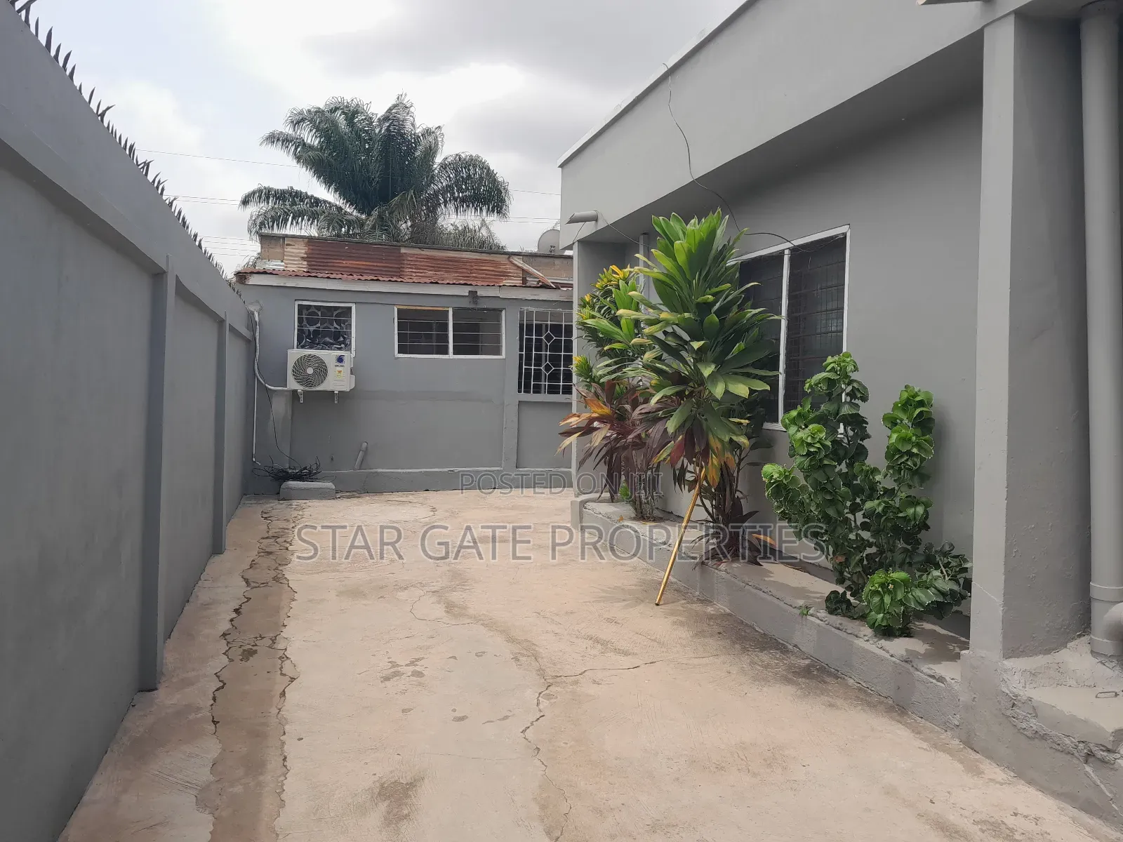 12bdrm House in Buokrom Estate, Kumasi Metropolitan for sale