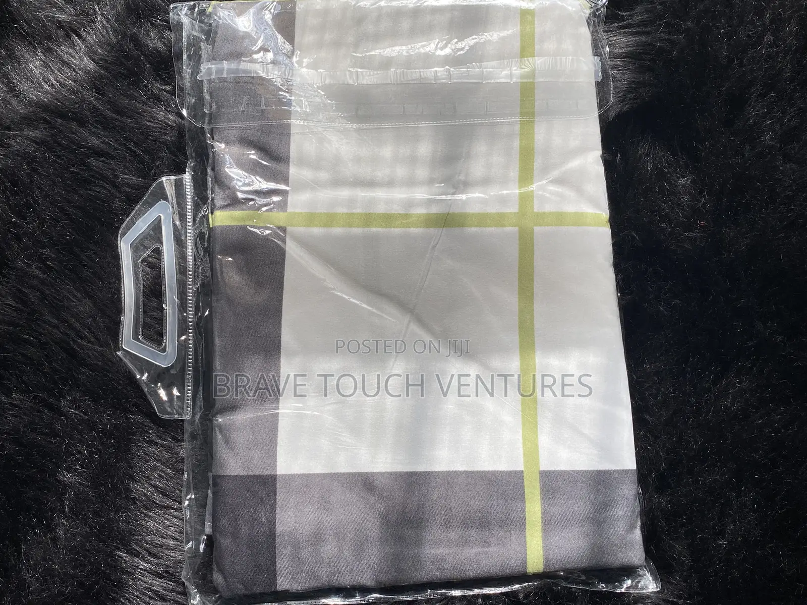 King Size Bedsheet With 3 Pillow Cases - White/Black/Green