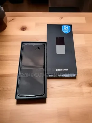 Photo - New Samsung Galaxy Z Flip 5 256 GB Black